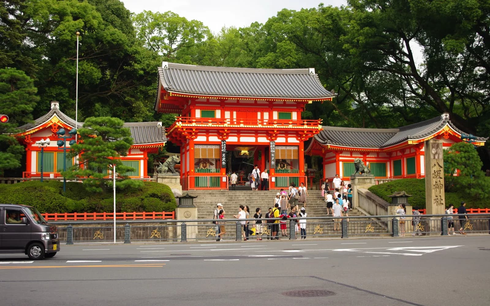 Yasaka Shrine west gate area for Kyoto private transfer route pages.